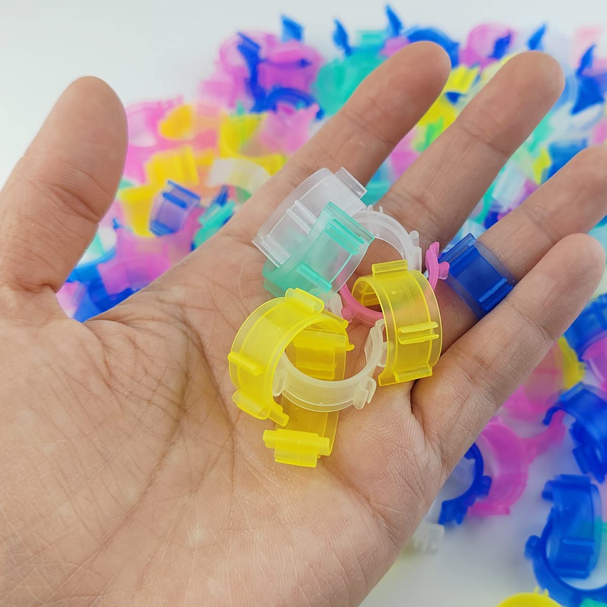 100PCS Sewing Bobbin Clips Bobbin Holder Clips Bobbin Holder Clamps Thread Clips Holder Tool Sewing Machine Tools for Thread Spool Organizing, 5 Colors