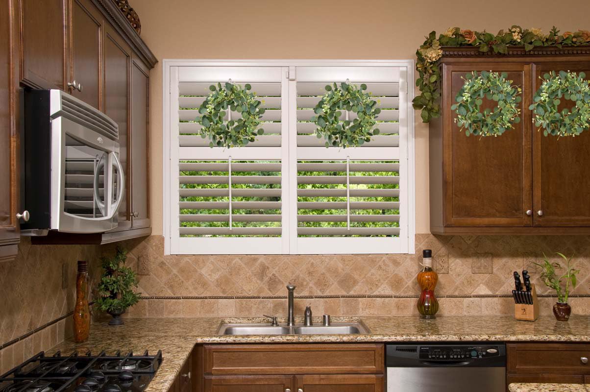 Green Eucalyptus Wreaths 12'' Artificial Spring Summer Eucalyptus Leaf Wreaths with Berries for Home Farmhouse Front Door Decor