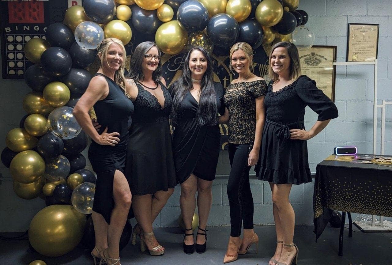 Black Gold White Balloon Arch Kit,137 Pcs Balloon Garland Kit Confetti Metallic with Balloons Tape for Wedding, Birthday,Graduation,New Years,Special Events Party Decoration