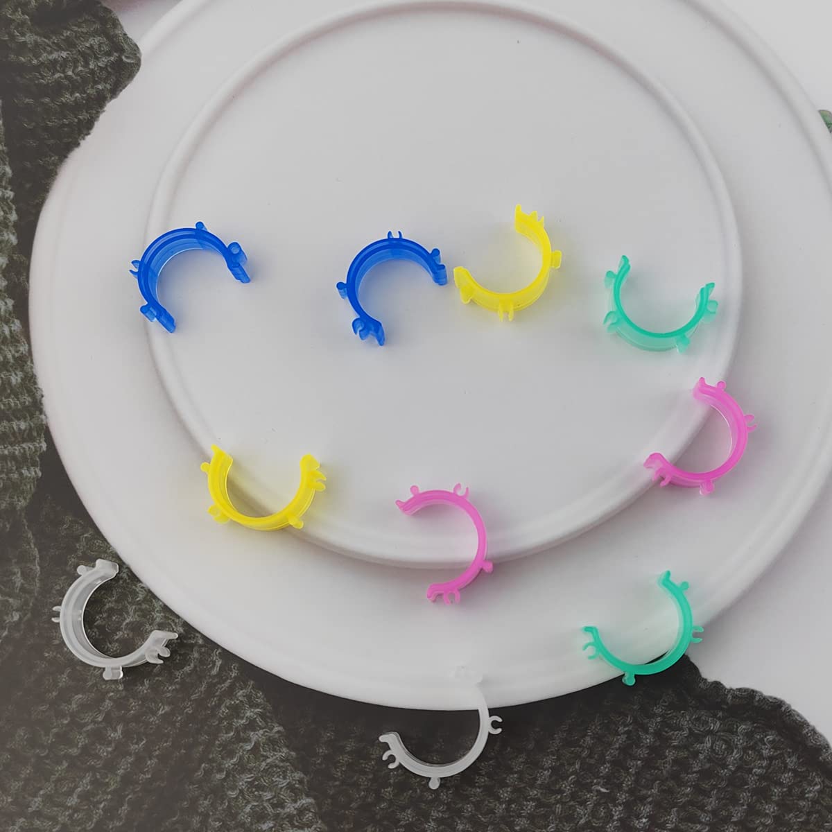 100PCS Sewing Bobbin Clips Bobbin Holder Clips Bobbin Holder Clamps Thread Clips Holder Tool Sewing Machine Tools for Thread Spool Organizing, 5 Colors