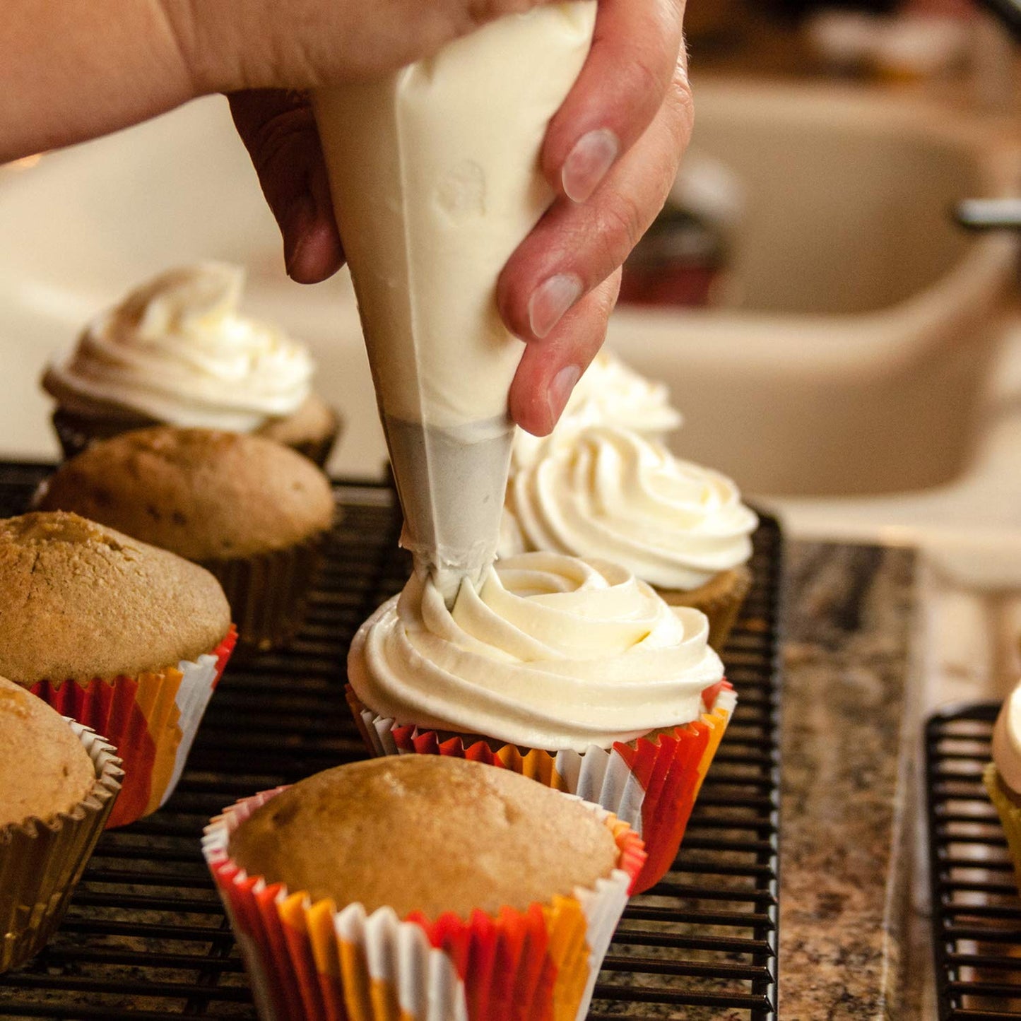 Piping Bags 100PCS & 16 Inches Tipless Piping Bags, Extra Thick Pastry Bags Disposable, Non-Slip Icing Piping Bags Disposable Design, Cake Decoration.