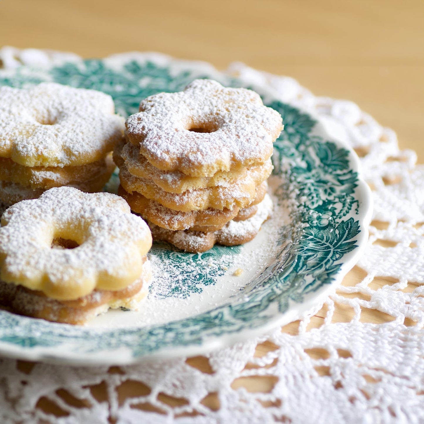 Flower Cookie Cutter Set (5 Pieces/Set), Stainless Steel Scalloped Edge Biscuit Cutter with Handle, Professional Baking Tools Set, Gift Packaging (Plum Blossom)