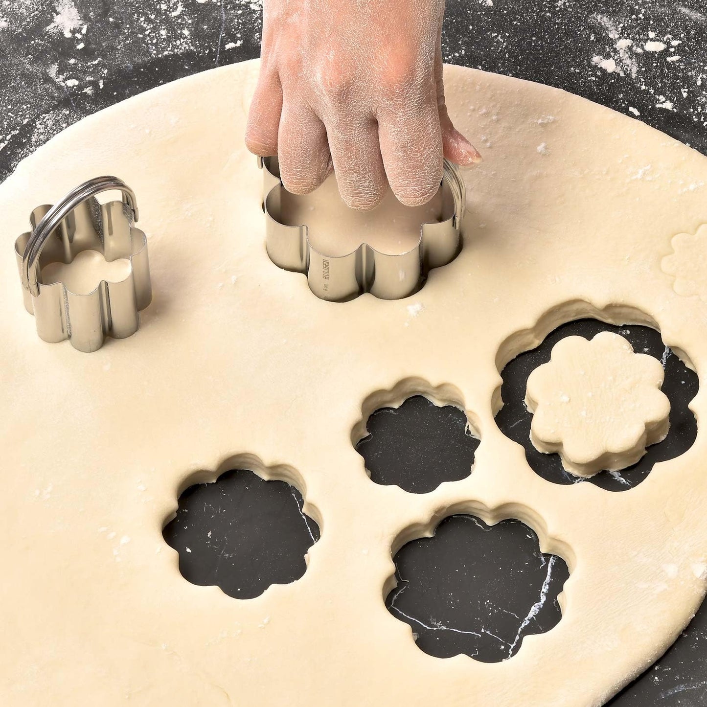 Flower Cookie Cutter Set (5 Pieces/Set), Stainless Steel Scalloped Edge Biscuit Cutter with Handle, Professional Baking Tools Set, Gift Packaging (Plum Blossom)