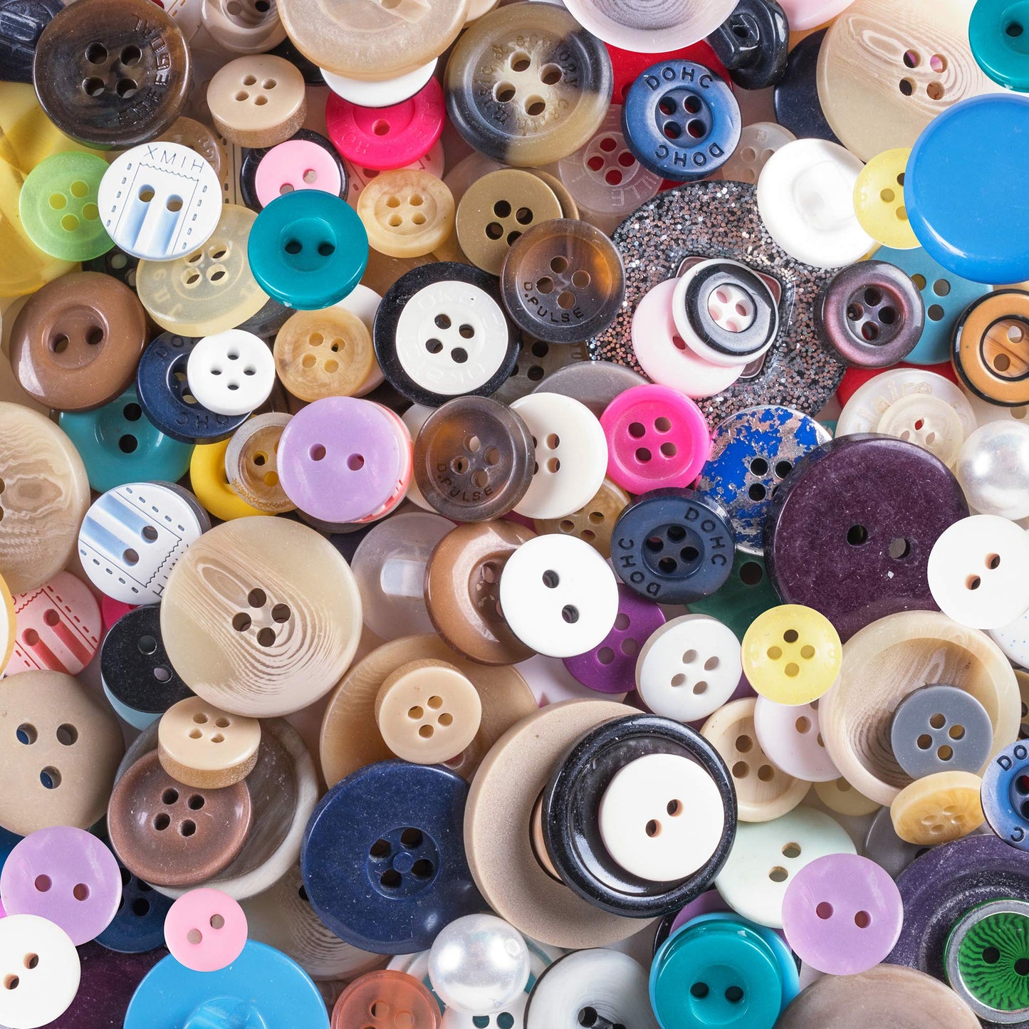 Outlet Scrambled Assortment Bag of Buttons for Arts & Crafts, Decoration, Collections, Sewing, and More! (Pack of 100)